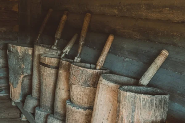 Argamassas de madeira velhas com pistilos. Utensílios caseiros antigos para moagem de grãos . — Fotografia de Stock
