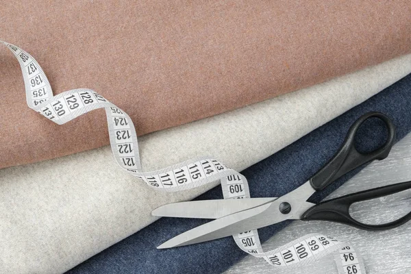 Красочные ткани, ножницы и измерительная лента . — стоковое фото
