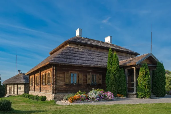 Casa de madera - lugar de nacimiento de Tadeusz Kosciuszko en Merechevshchina, cerca de la ciudad de Kossovo, región de Brest, Bielorrusia . — Foto de Stock