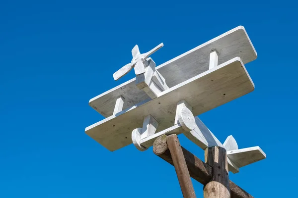 Маленький деревянный самолет на голубом фоне неба . — стоковое фото