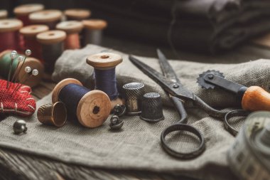Antika dikiş malzemeleri: retro terzilik makasları, mezura, mezura, yüksük, tahta iplik makaraları, kesme bıçağı, iğne, iğne ve dikiş aksesuarları da dahil olmak üzere yastık.