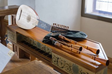 Müzikal enstrümanlar - viola da gamba, spinet, pipo, miir kalesinde sergilenen lavlar. Mir, Grodno bölgesi, Belarus.