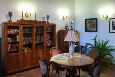 Mir Şatosu 'ndaki sergi odasında ve kütüphanede. Mir, Grodno bölgesi, Belarus.