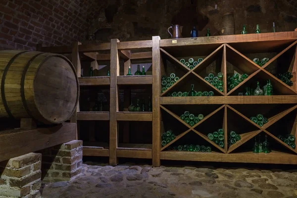 Barile e bottiglie di vino in cantina nel castello di Mir. Mir, regione di Grodno, Bielorussia . — Foto Stock