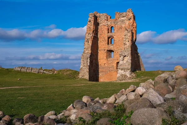 Ruínas da Torre Shchitovka e do Castelo de Mindovg em Novogrudok, Bielorrússia . — Fotografia de Stock