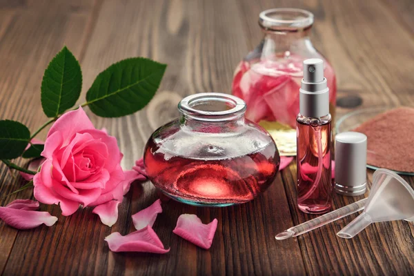 Rosenblüte Infusionswasser Und Ätherisches Oder Rosenmischflasche Aromatisiertes Wasser Einer Sprühflasche — Stockfoto