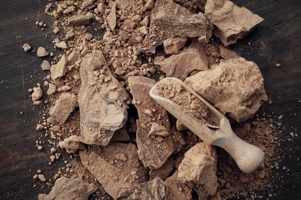 Stukken Geraspte Cacao Natuurlijke Chocolade Klontjes Houten Bolletjes Bovenaanzicht — Stockfoto