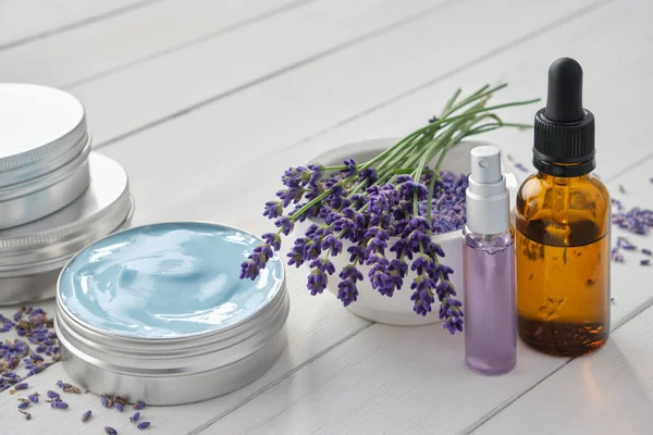 Natürliche Lavendelcreme Bund Lavendelblüten Tropfflasche Mit Ätherischem Lavendelöl Und Parfümiertem — Stockfoto