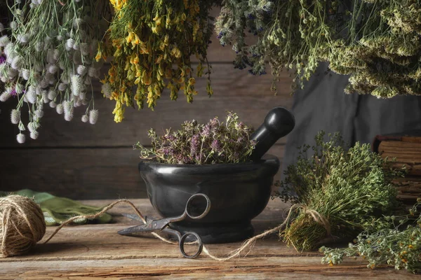 Stapels Geneeskrachtige Kruiden Ophangen Zwarte Stenen Mortel Met Gedroogde Planten — Stockfoto