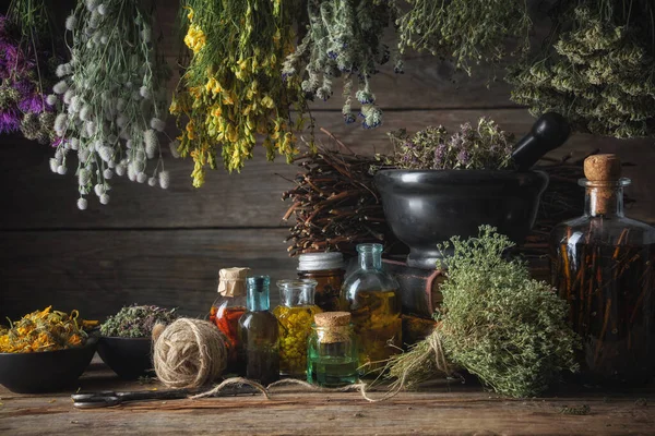 Menggantung Seikat Herbal Medis Mortir Dan Mangkuk Dengan Tanaman Obat — Stok Foto