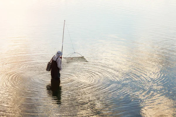 Egy Halász Halászhálóval Halászik Nyugodt Tavon — Stock Fotó