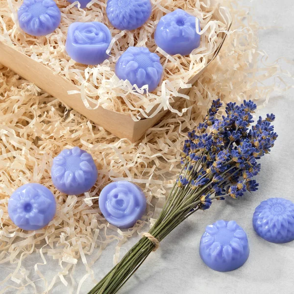 Saponi Fatti Casa Forma Caramella Lavanda Bottiglia Estratto Lavanda Fiori — Foto Stock