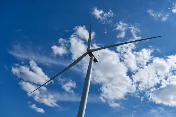 Turbina Eólica Sobre Fondo Cielo Azul Potencia Ecológica Fuente Energía —  Fotos de Stock
