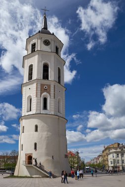 Litvanya 'nın Vilnius şehrindeki Basilica yakınlarındaki Katedral Meydanı' nda beyaz çan kulesi..