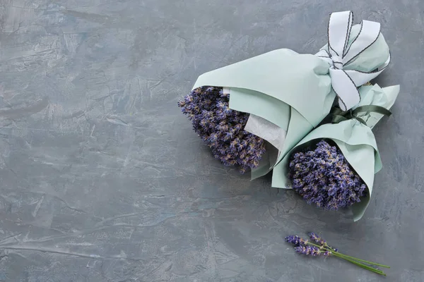 Lavendel Bloemen Boeketten Grijze Achtergrond Kopieer Ruimte Voor Tekst — Stockfoto