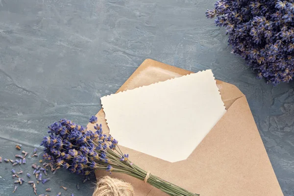 Gratulationskort Och Lavendel Blombuketter Grå Bakgrund Platt Äggläggning — Stockfoto