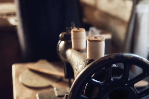 复古缝纫机和木制缝纫机布局 — 图库照片