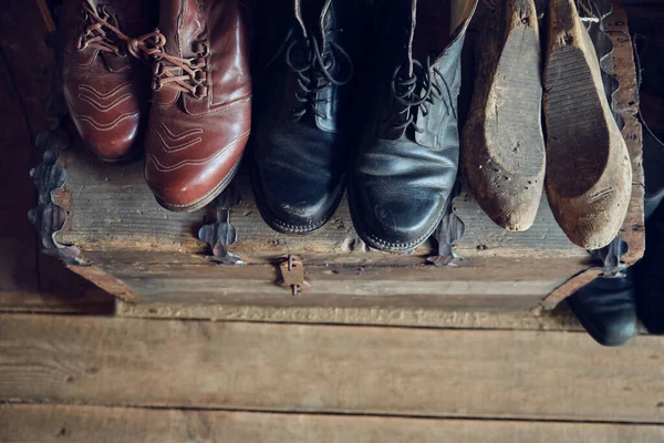 Oude Retro Lederen Schoenen Schoenen Gaan Mee Een Schoenmaker Werkplaats — Stockfoto