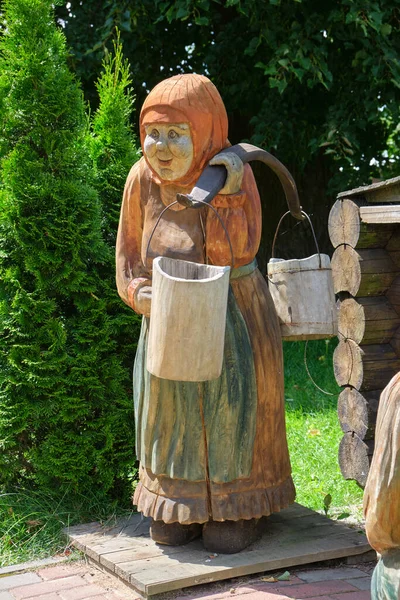 Figura Madera Una Anciana Con Cubos Cerca Pozo Agua Dukory — Foto de Stock