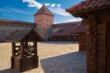 Eski ahşap kuyu ve turistik mekan - Lida kalesi, Grodno bölgesi, Belarus. 