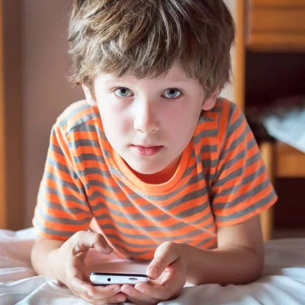 Petit Enfant Tenant Smartphone Par Les Mains Frisé Hai Regardez — Photo