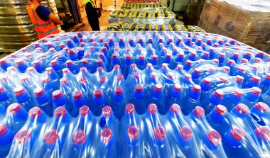 Paketleri büyük mağaza, mavi ve sarı plastik şişe