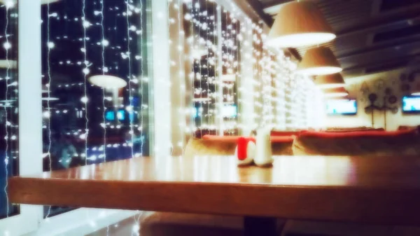 Uitzicht Gezellig Nachtcafé Met Tafels Binnen Vervagen Donker — Stockfoto