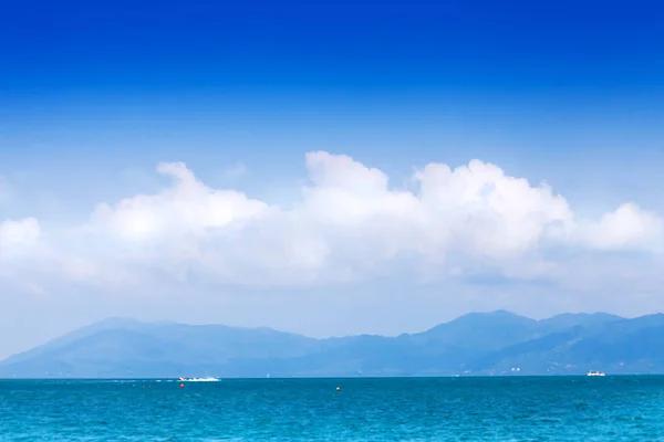 Ampio paesaggio marino con nuvole e montagne — Foto Stock