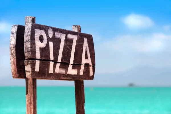 En trä skylt för Pizza på havet kusten Royaltyfria Stockfoton