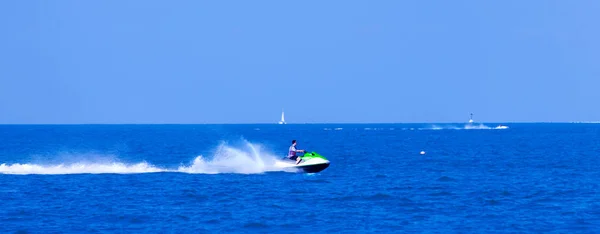 Un ampio sfondo con velocità getto d'acqua e traccia bianca dopo di lui — Foto Stock