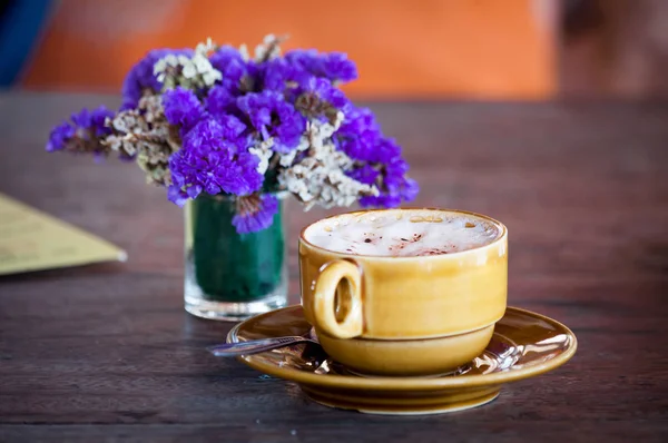 Eine Tasse Cappuccino Auf Der Untertasse Und Blumen Auf Einem — Stockfoto