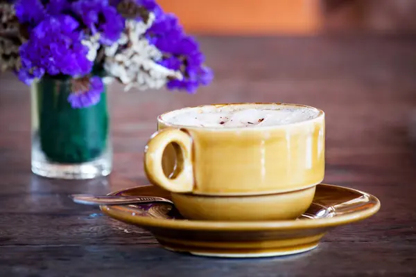 Eine Tasse Cappuccino Auf Untertasse Mit Einem Löffel Und Blumen — Stockfoto