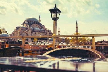 Cami ve restoranda masaya yansıması, Is