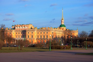 Gün batımında Mikhailovsky kalesinin görünümü, St. Petersburg