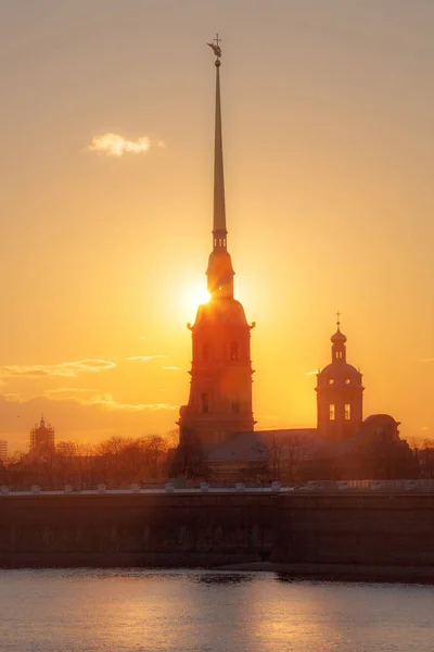 The Peter and Paul fortress at the sunset, St. Petersburg, Russi — Stock Photo, Image