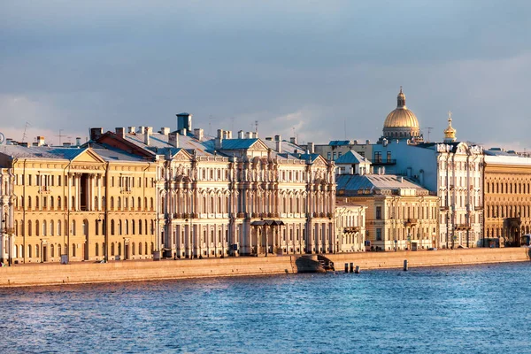 Veduta del terrapieno del Palazzo del fiume Neva, San Pietroburgo , — Foto Stock