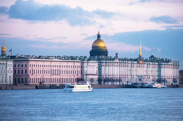 Embarque de Neva com o museu Hermitage em São Petersburgo em — Fotografia de Stock