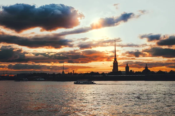 Golden Sunset i Saint-Petersburg, Ryssland — Stockfoto