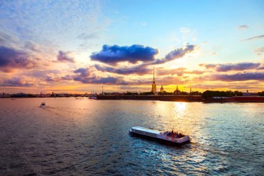 Saint-Pe Beyaz gece saatlerinde Neva nehri geniş bir gece görünümü