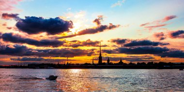 Saint-Peterburg şehrinin gece güzel ve geniş panoramik manzarası
