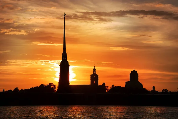 Symbole de la forteresse Saint-Pétersbourg Pierre et Paul au coucher du soleil — Photo