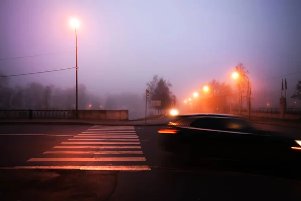 Triest herfst landschap met een eenzame auto op natte straat — Stockfoto