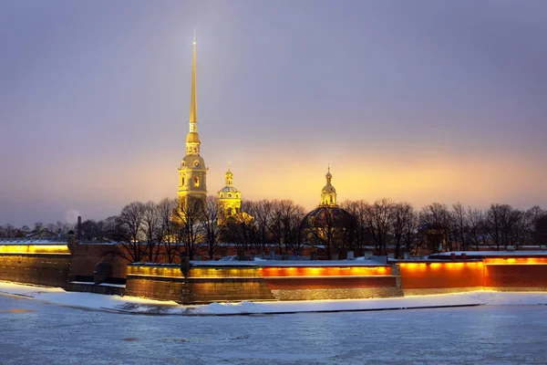 Ночной вид Петропавловской крепости зимой — стоковое фото