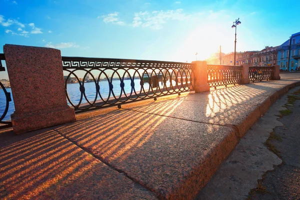 Dijk van de rivier de Neva in Sint-Petersburg als achtergrond — Stockfoto