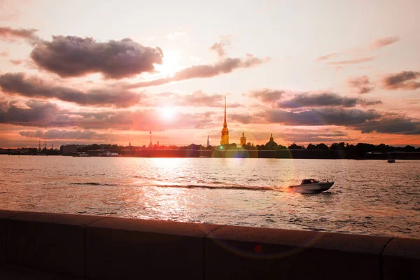 Utsikt över Peter och Pauls fästning vid solnedgången, Sankt Petersburg, R — Stockfoto