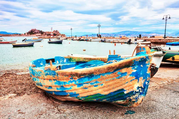 Le vieux bateau de pêche à la jetée de Rhodes, Grèce — Photo