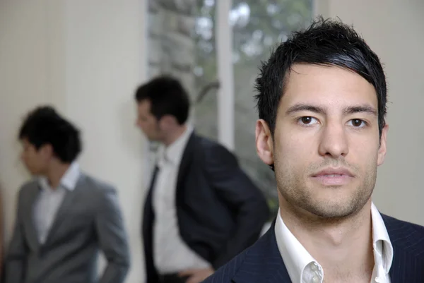 Young Business Man Looking Camera Colleagues Background Looking Different Direction — Stock Photo, Image