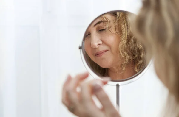 Beautiful adult woman in the morning at the mirror. — Stock Photo, Image