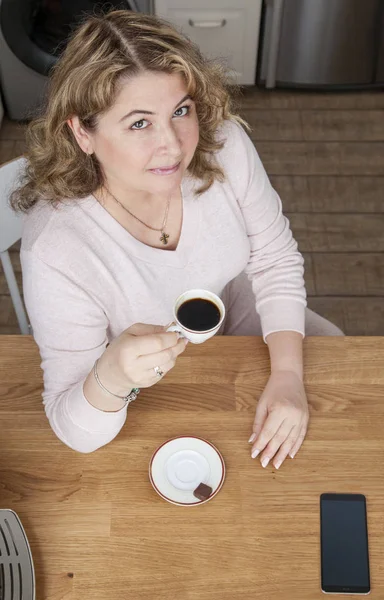 Mooie rijpe blanke vrouw met een kopje koffie — Stockfoto