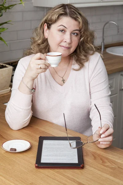 Mooie rijpe blanke vrouw met een kopje koffie Stockafbeelding